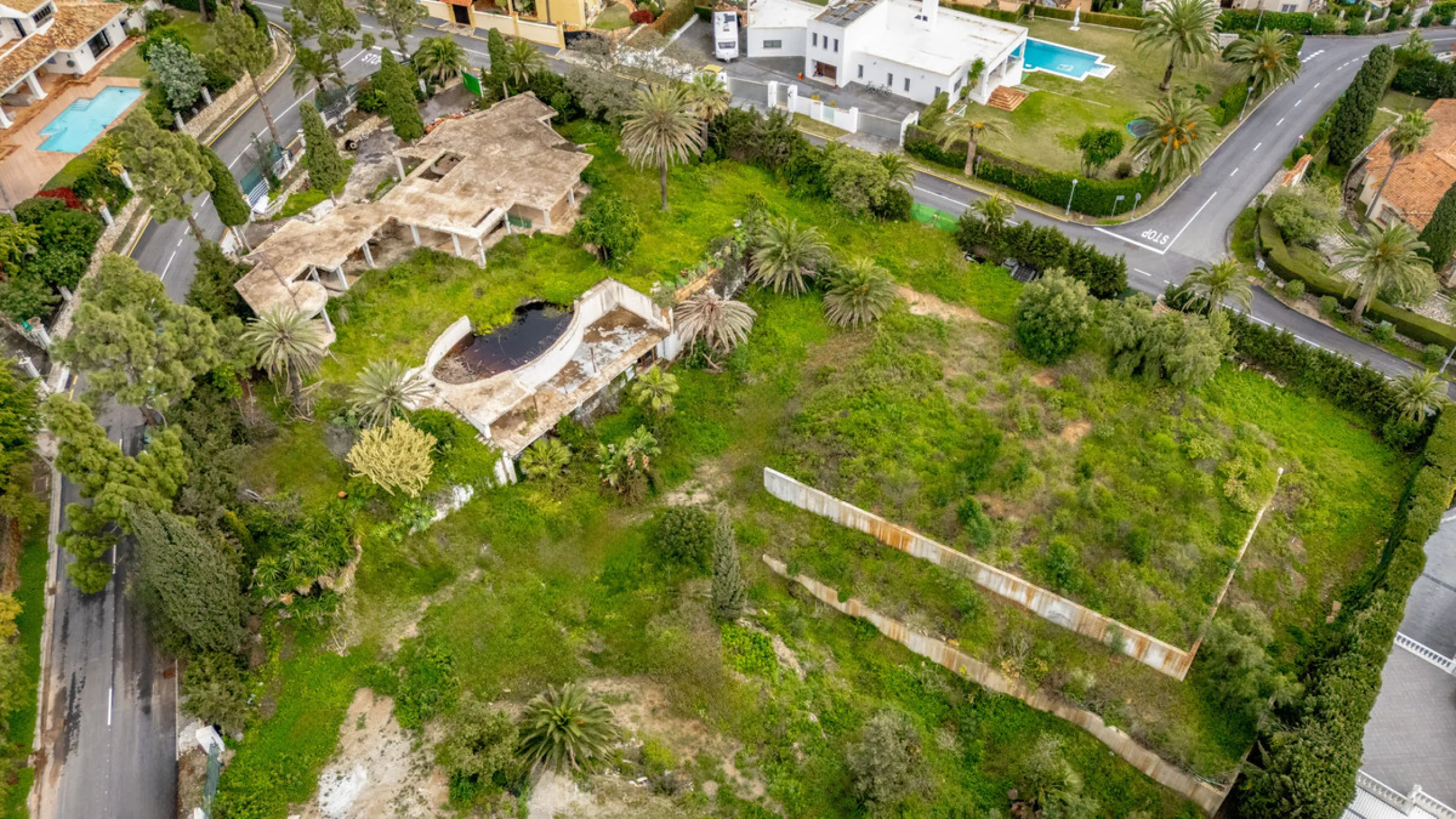 An extraordinary opportunity to acquire a vast 4572m² plot with an innovative project, offering you the flexibility to tailor the design to your exact needs. Boasting a sought-after southwest orientation, this plot enjoys stunning, unobstructed sea views,