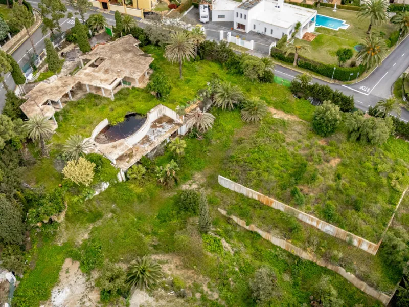 An extraordinary opportunity to acquire a vast 4572m² plot with an innovative project, offering you the flexibility to tailor the design to your exact needs. Boasting a sought-after southwest orientation, this plot enjoys stunning, unobstructed sea views,