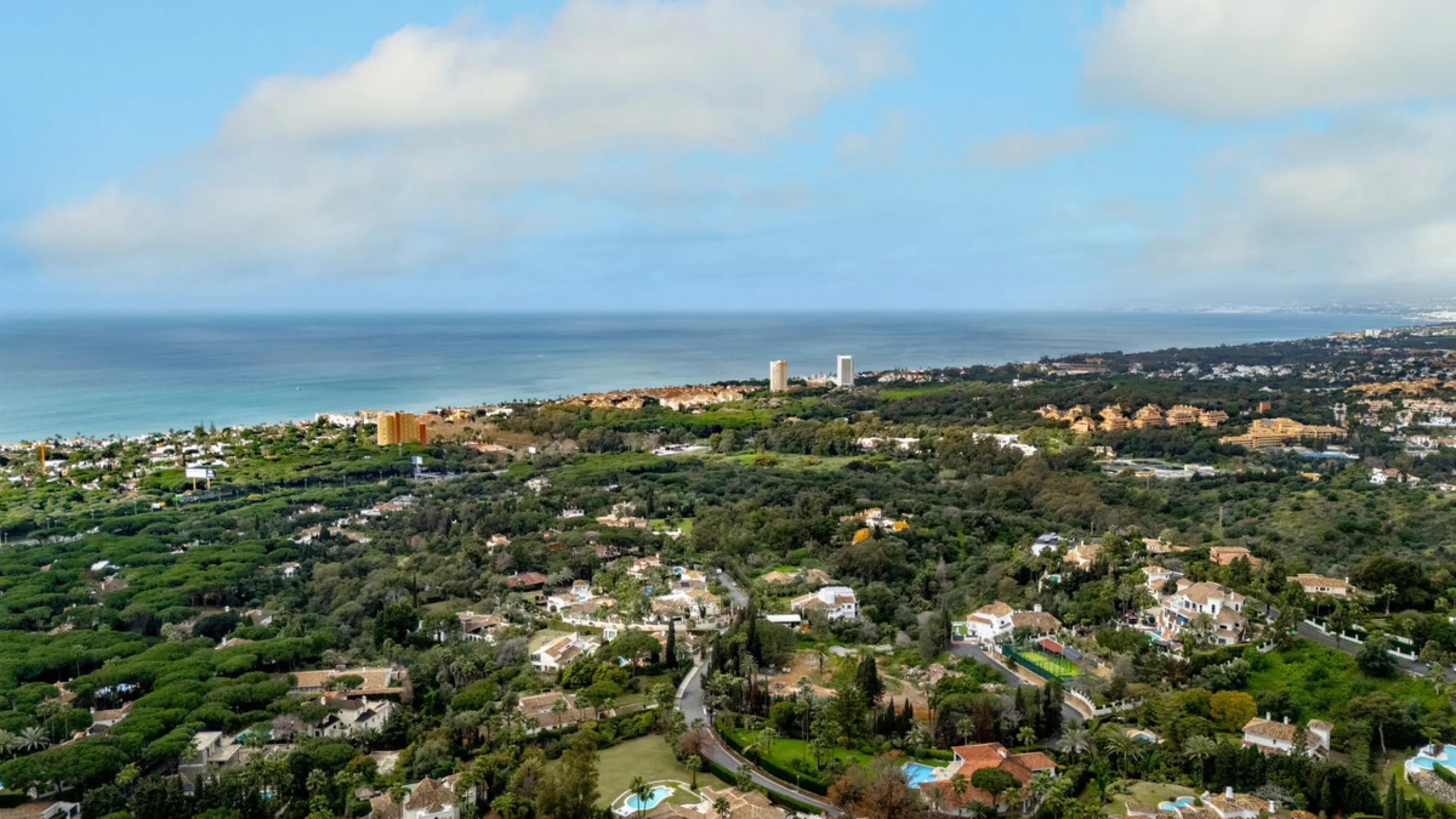 An extraordinary opportunity to acquire a vast 4572m² plot with an innovative project, offering you the flexibility to tailor the design to your exact needs. Boasting a sought-after southwest orientation, this plot enjoys stunning, unobstructed sea views,