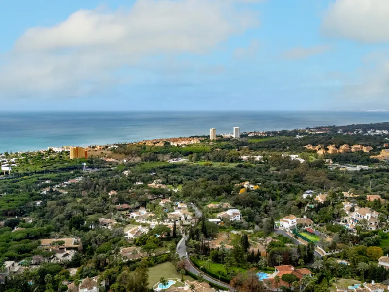 An extraordinary opportunity to acquire a vast 4572m² plot with an innovative project, offering you the flexibility to tailor the design to your exact needs. Boasting a sought-after southwest orientation, this plot enjoys stunning, unobstructed sea views,
