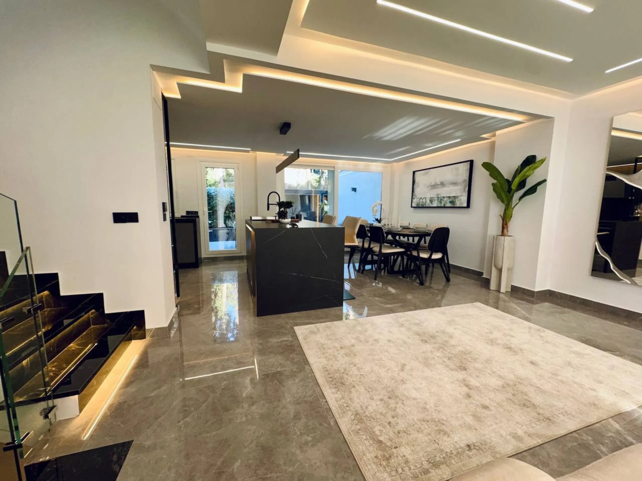 A magnificent semi-detached house is offered for sale in the established Los Naranjos urbanisation in Marbella, in a quiet and well-connected residential area.