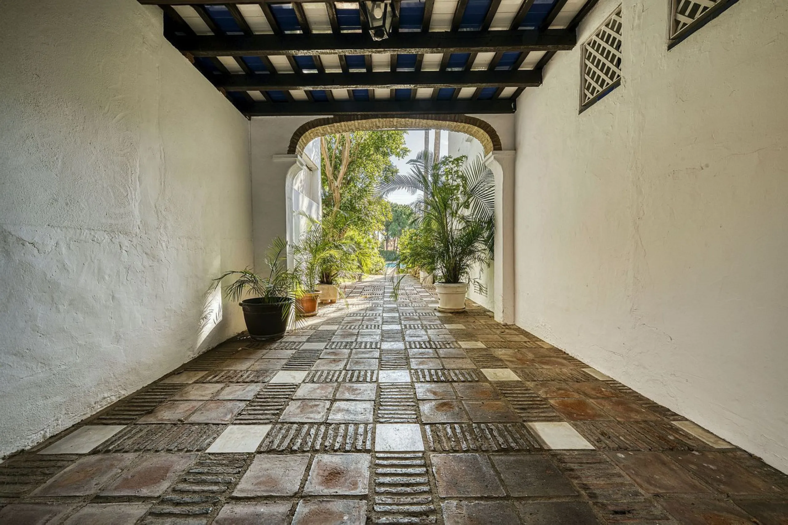 Luxury Penthouse Duplex – Tropical Serenity and Timeless Elegance