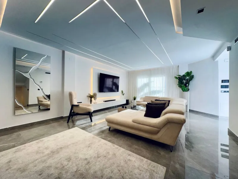 A magnificent semi-detached house is offered for sale in the established Los Naranjos urbanisation in Marbella, in a quiet and well-connected residential area.