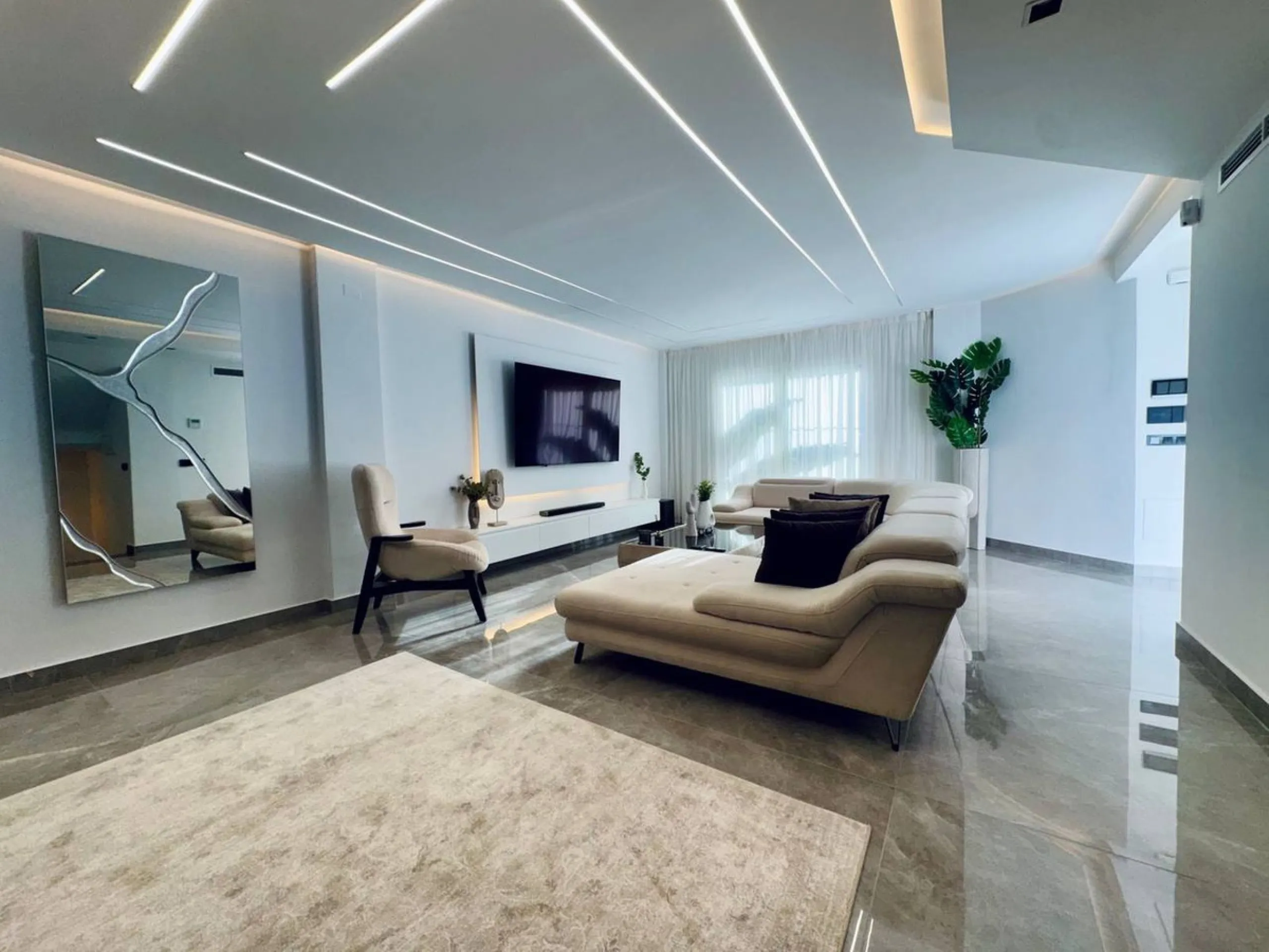 A magnificent semi-detached house is offered for sale in the established Los Naranjos urbanisation in Marbella, in a quiet and well-connected residential area.