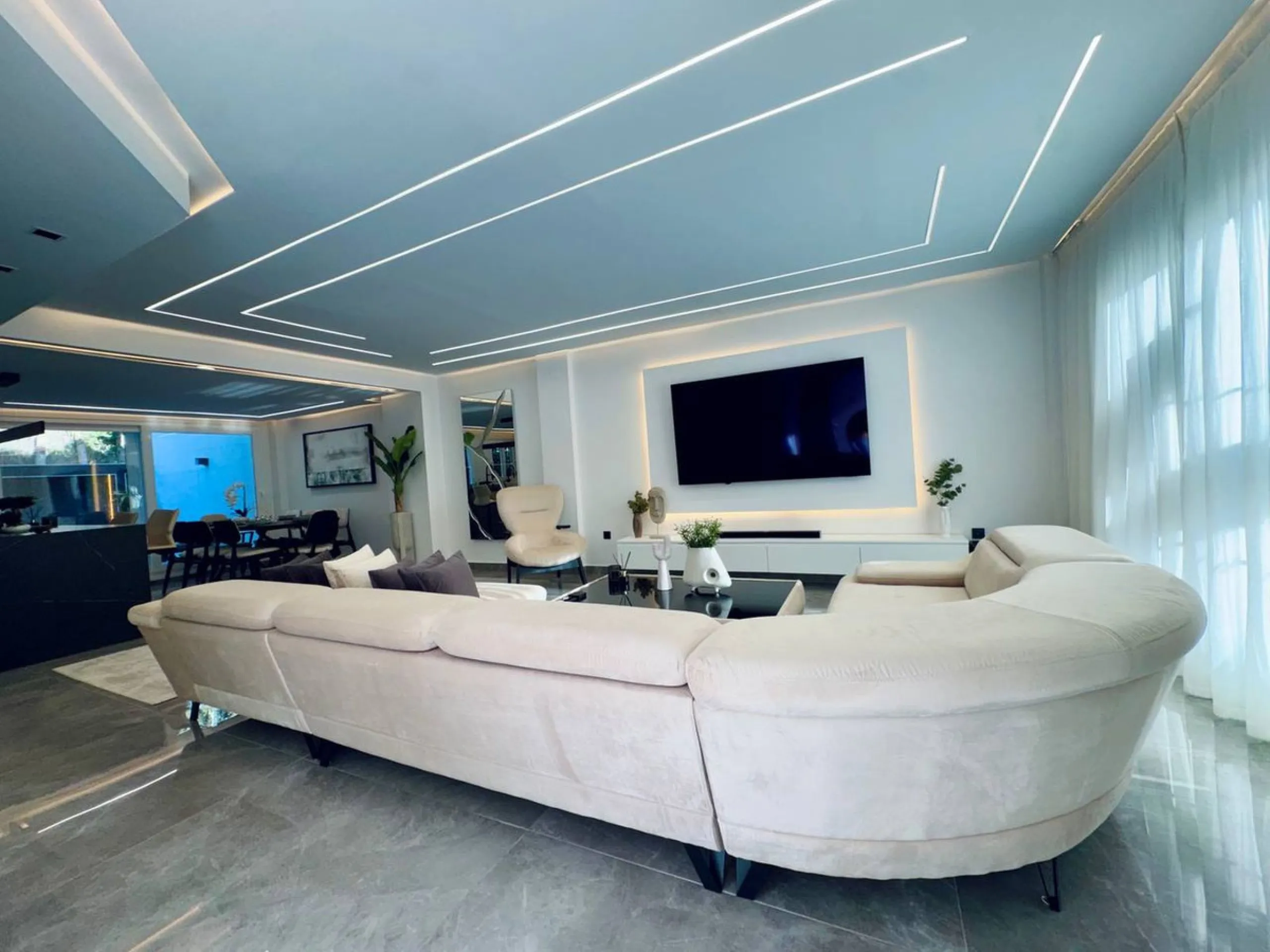 A magnificent semi-detached house is offered for sale in the established Los Naranjos urbanisation in Marbella, in a quiet and well-connected residential area.