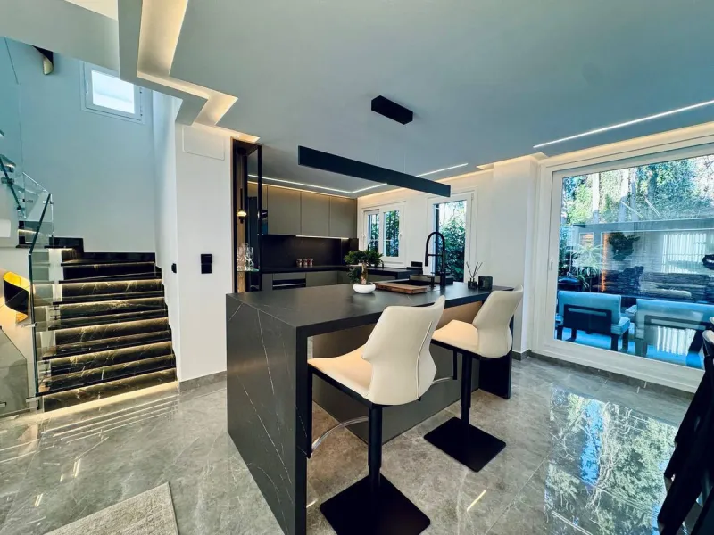A magnificent semi-detached house is offered for sale in the established Los Naranjos urbanisation in Marbella, in a quiet and well-connected residential area.