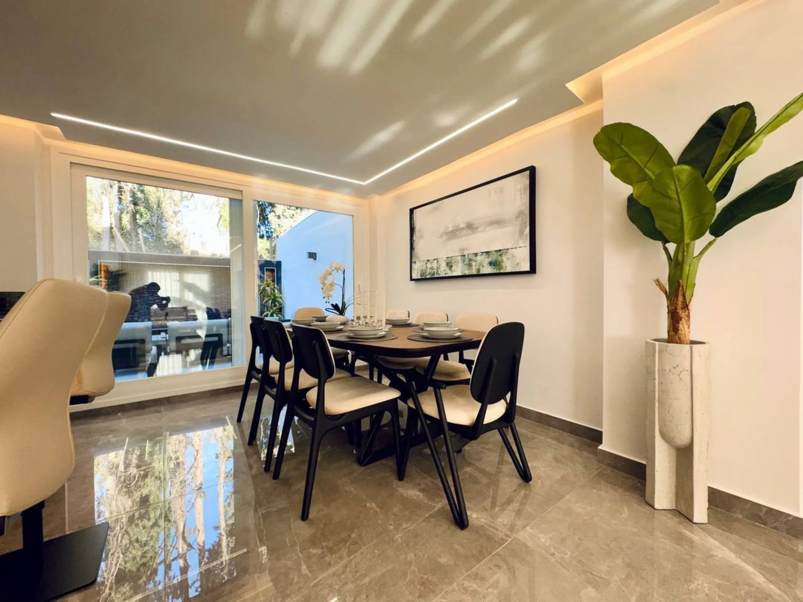 A magnificent semi-detached house is offered for sale in the established Los Naranjos urbanisation in Marbella, in a quiet and well-connected residential area.