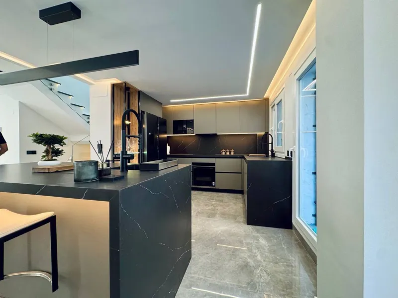 A magnificent semi-detached house is offered for sale in the established Los Naranjos urbanisation in Marbella, in a quiet and well-connected residential area.
