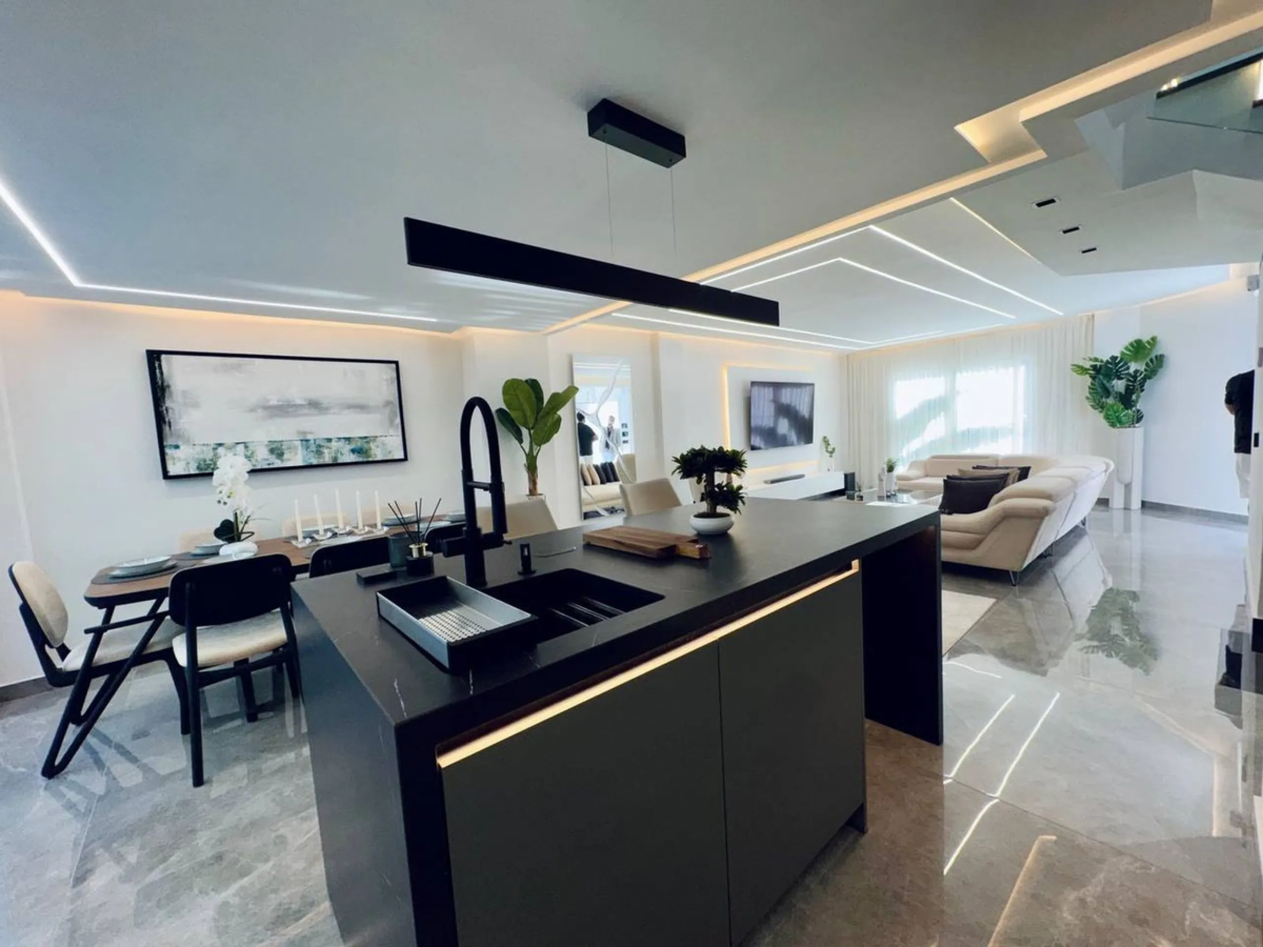 A magnificent semi-detached house is offered for sale in the established Los Naranjos urbanisation in Marbella, in a quiet and well-connected residential area.