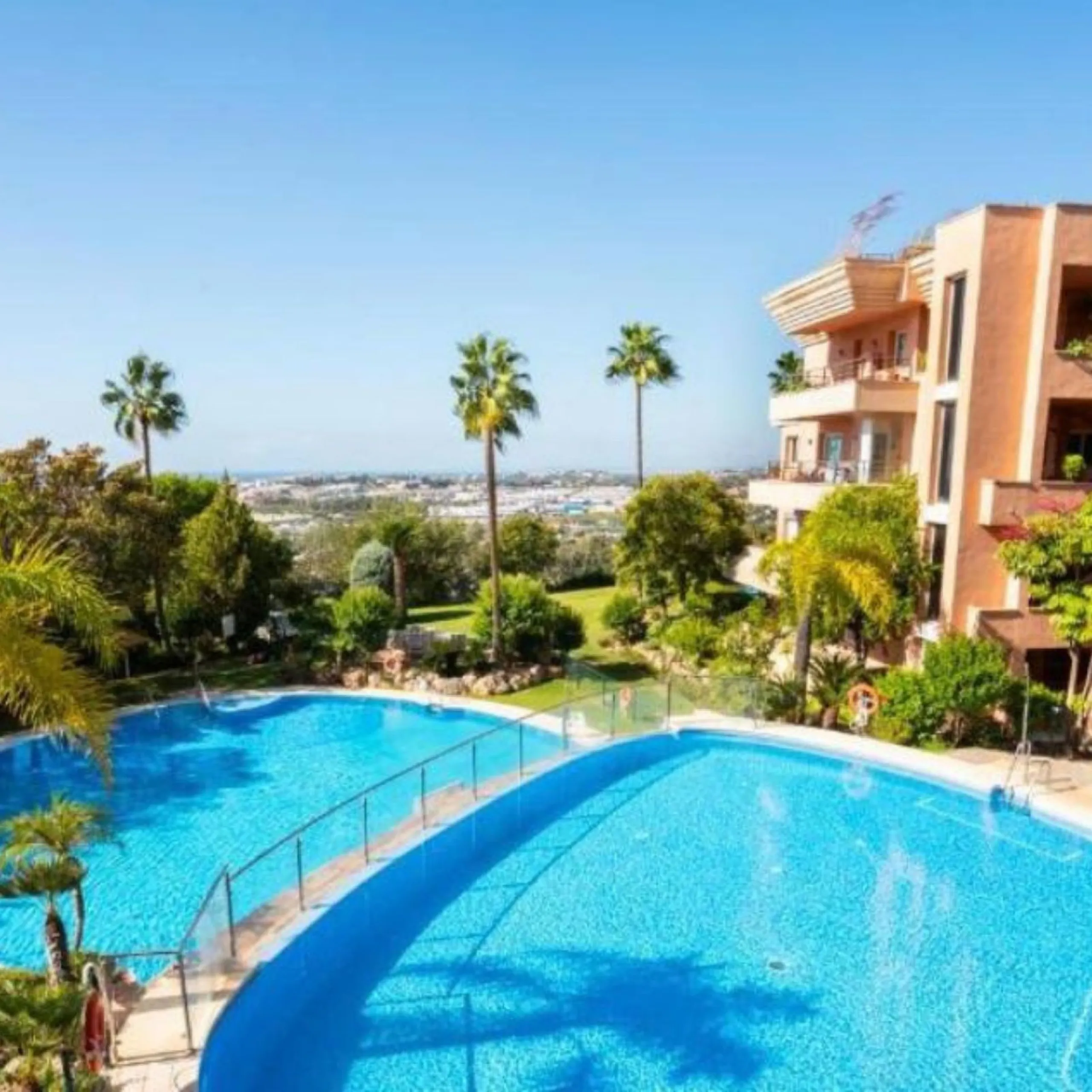 Apartment - Middle Floor Apartment в продаже в Marbella, Málaga. В доме 2 спален и 2 ванных комнат. Площадь дома 126 м²