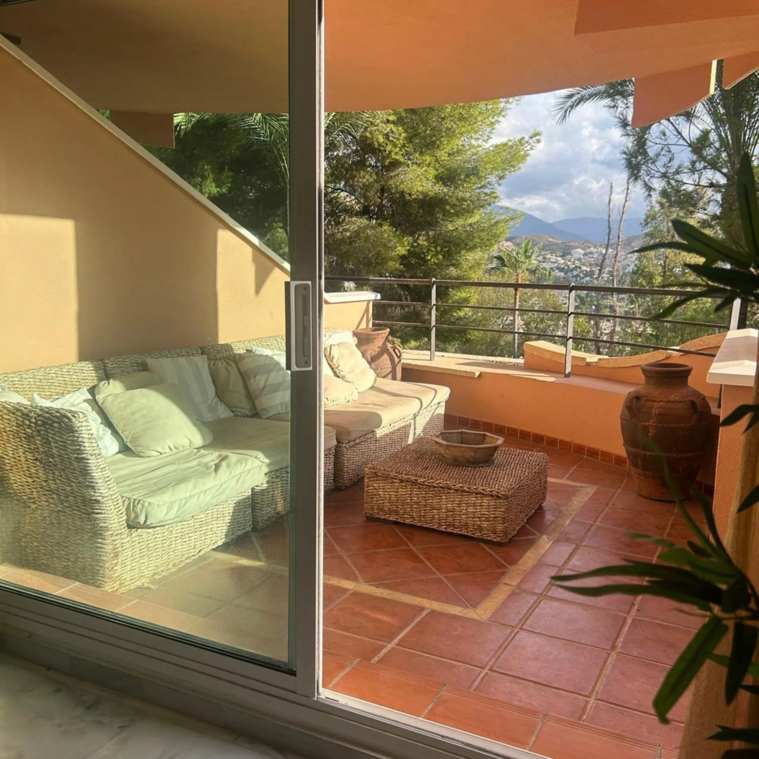 Apartment - Middle Floor Apartment в продаже в Marbella, Málaga. В доме 2 спален и 2 ванных комнат. Площадь дома 126 м²