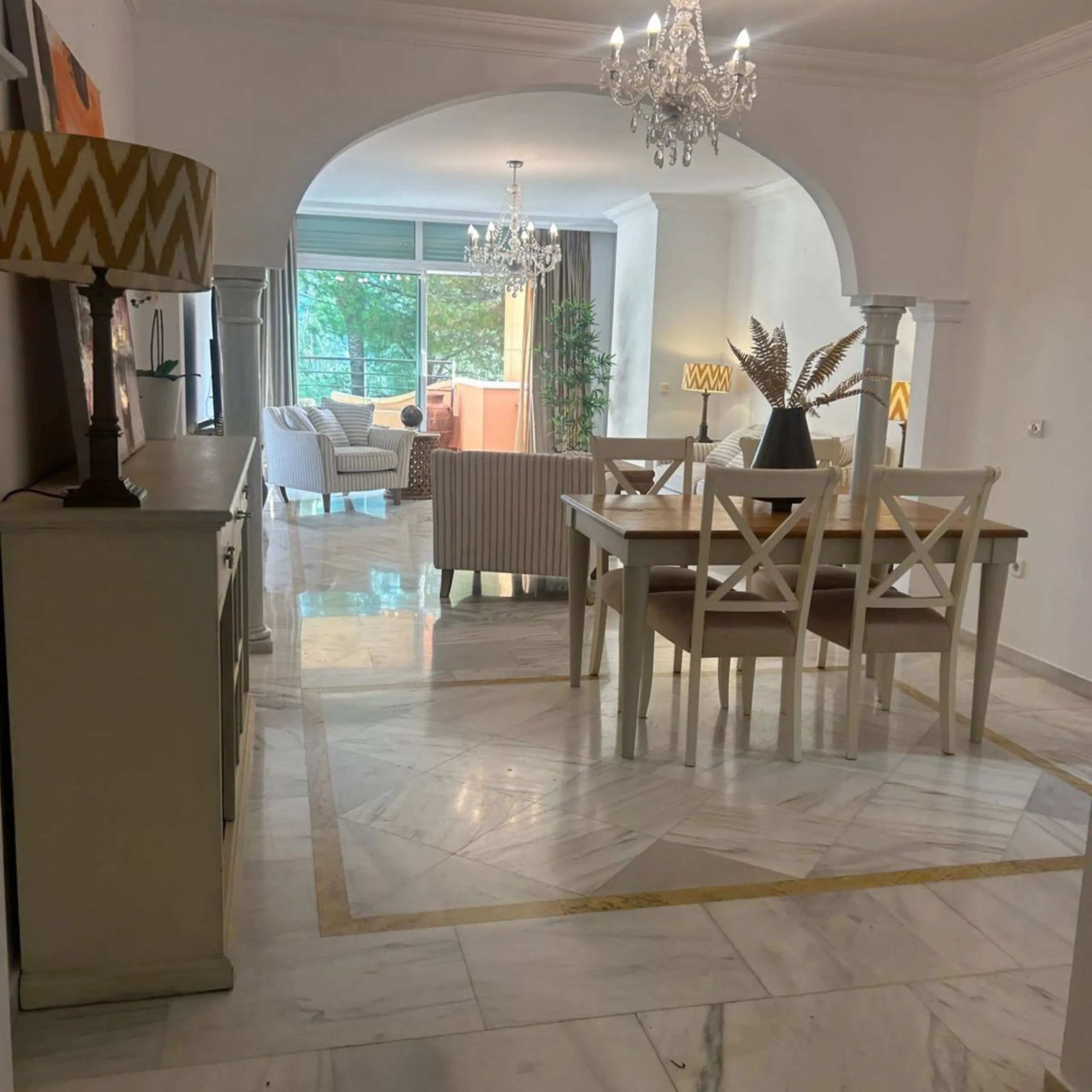 Apartment - Middle Floor Apartment в продаже в Marbella, Málaga. В доме 2 спален и 2 ванных комнат. Площадь дома 126 м²