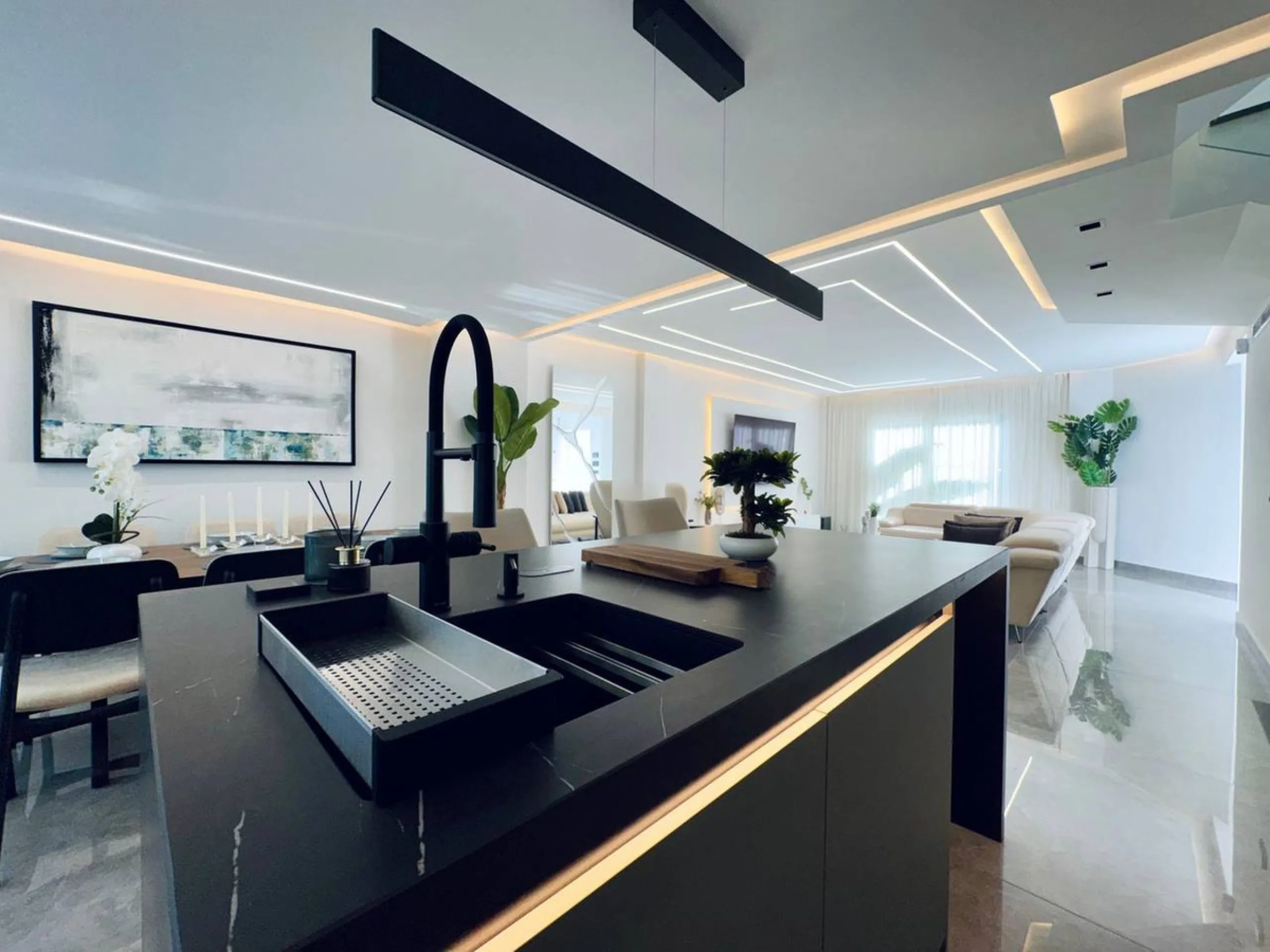 A magnificent semi-detached house is offered for sale in the established Los Naranjos urbanisation in Marbella, in a quiet and well-connected residential area.