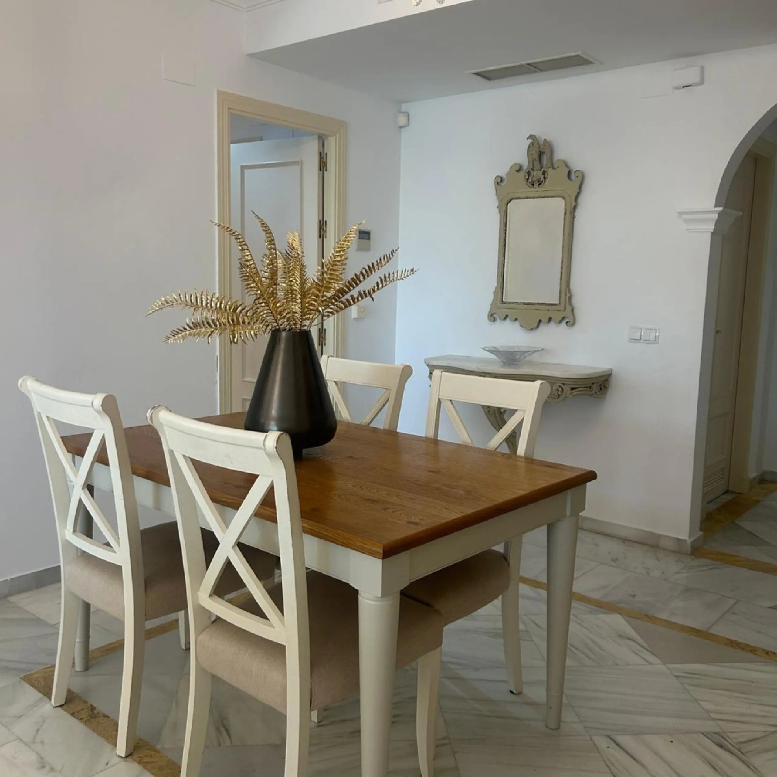 Apartment - Middle Floor Apartment в продаже в Marbella, Málaga. В доме 2 спален и 2 ванных комнат. Площадь дома 126 м²