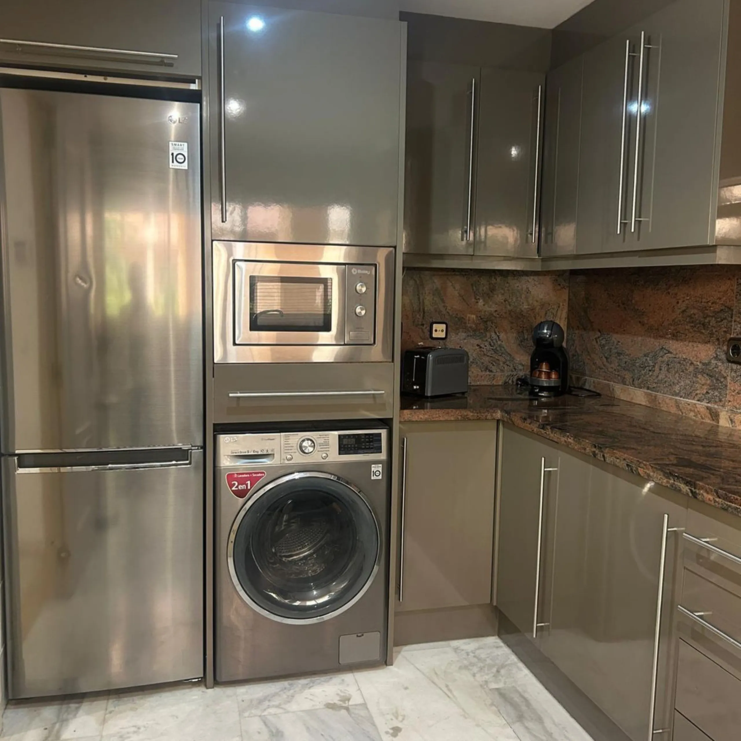 Apartment - Middle Floor Apartment в продаже в Marbella, Málaga. В доме 2 спален и 2 ванных комнат. Площадь дома 126 м²