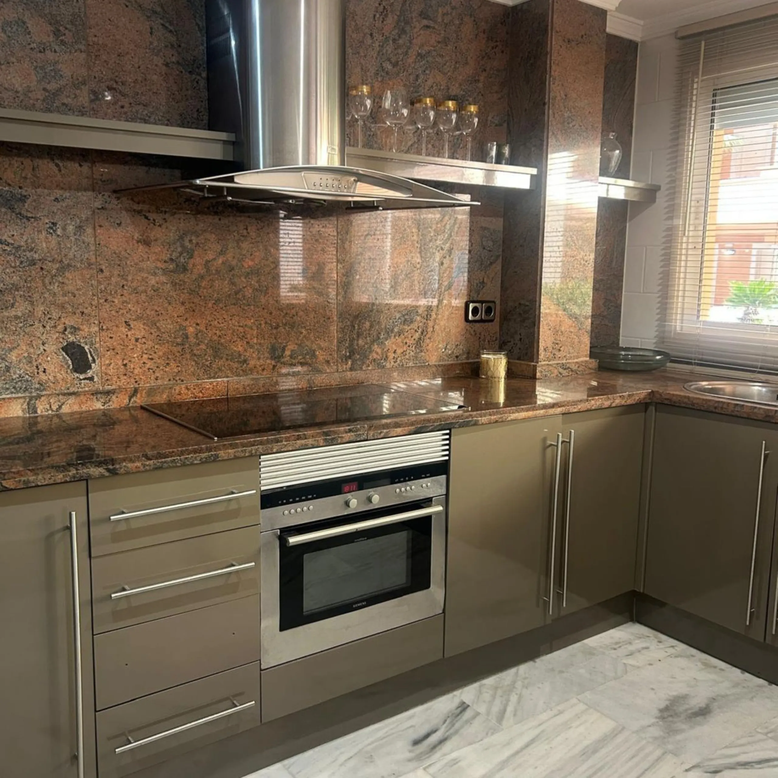 Apartment - Middle Floor Apartment в продаже в Marbella, Málaga. В доме 2 спален и 2 ванных комнат. Площадь дома 126 м²