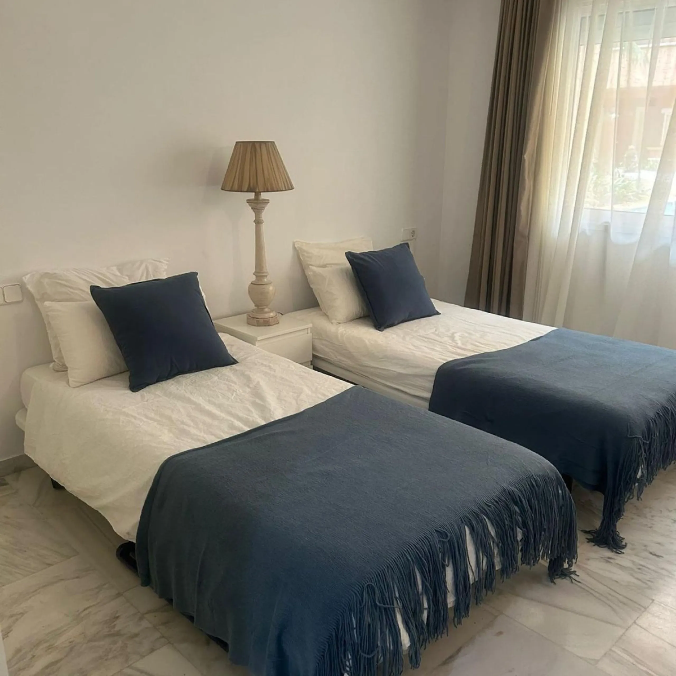 Apartment - Middle Floor Apartment в продаже в Marbella, Málaga. В доме 2 спален и 2 ванных комнат. Площадь дома 126 м²
