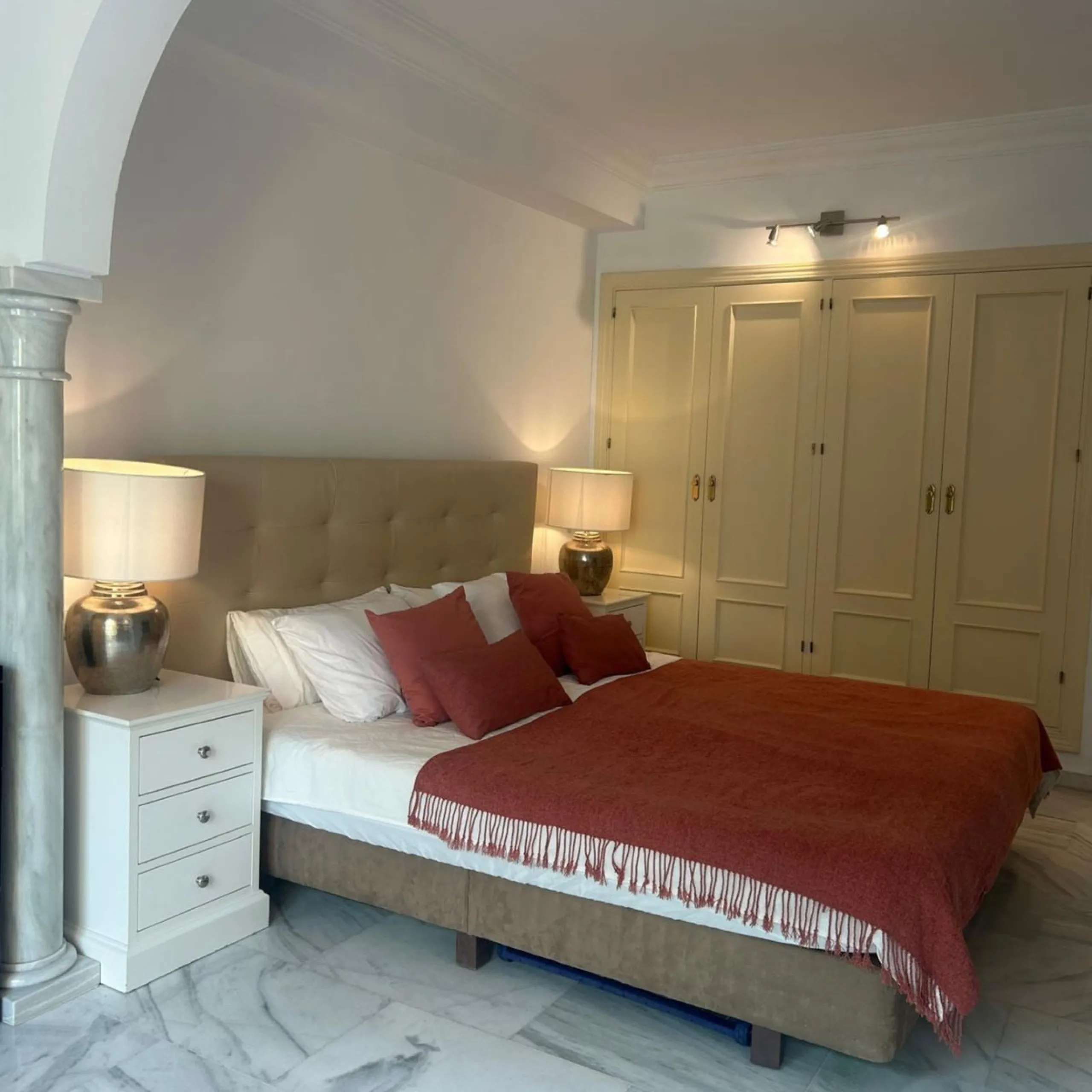 Apartment - Middle Floor Apartment в продаже в Marbella, Málaga. В доме 2 спален и 2 ванных комнат. Площадь дома 126 м²