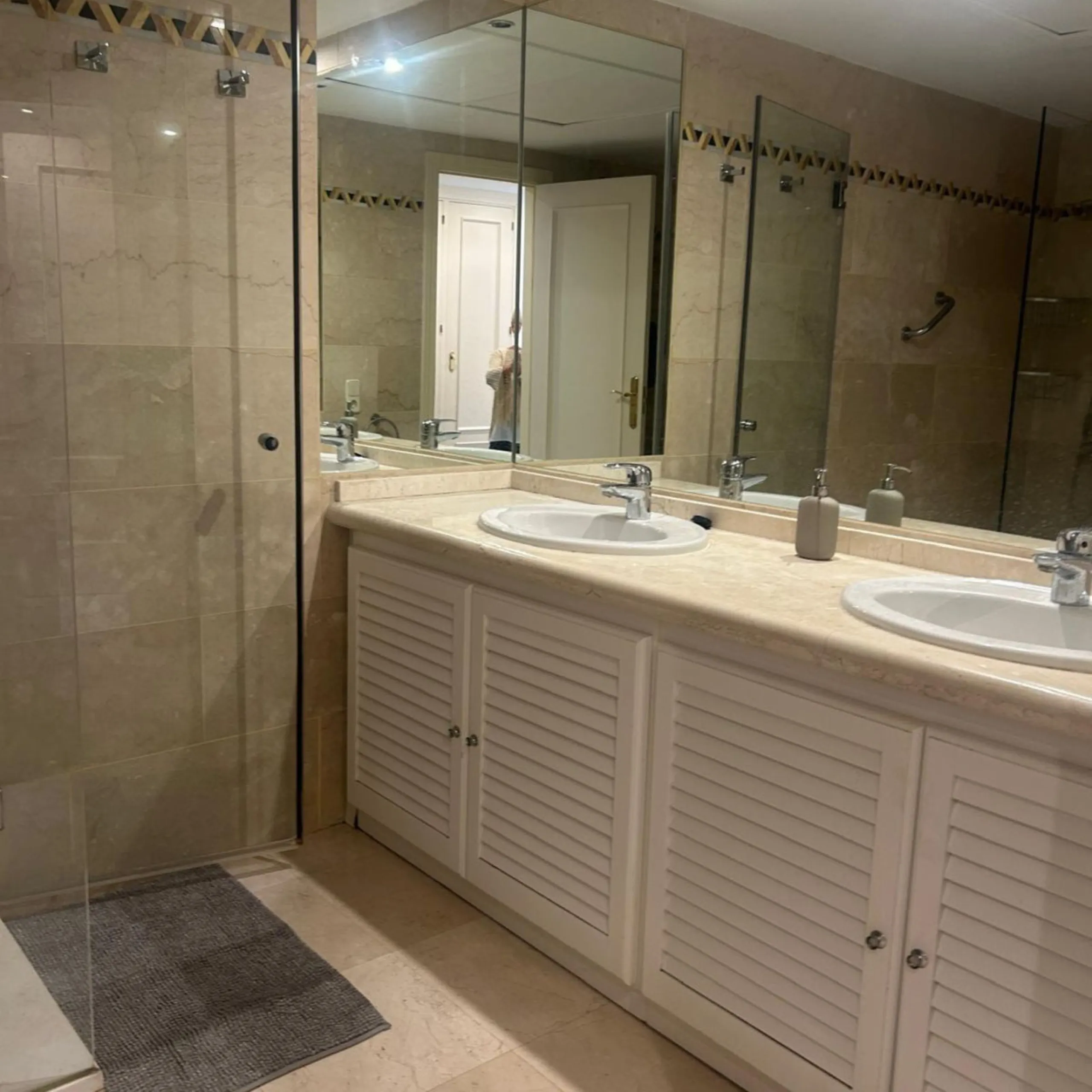 Apartment - Middle Floor Apartment в продаже в Marbella, Málaga. В доме 2 спален и 2 ванных комнат. Площадь дома 126 м²