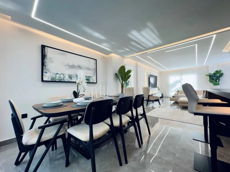 A magnificent semi-detached house is offered for sale in the established Los Naranjos urbanisation in Marbella, in a quiet and well-connected residential area.