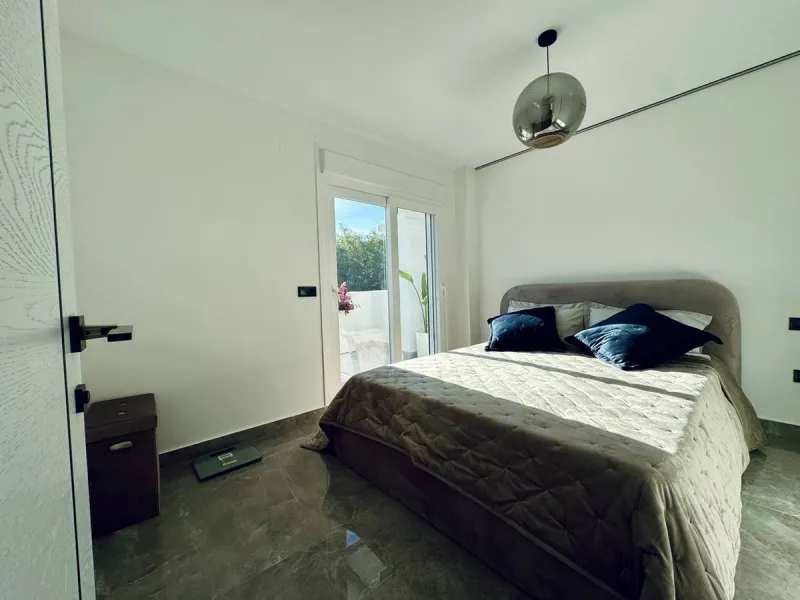 A magnificent semi-detached house is offered for sale in the established Los Naranjos urbanisation in Marbella, in a quiet and well-connected residential area.