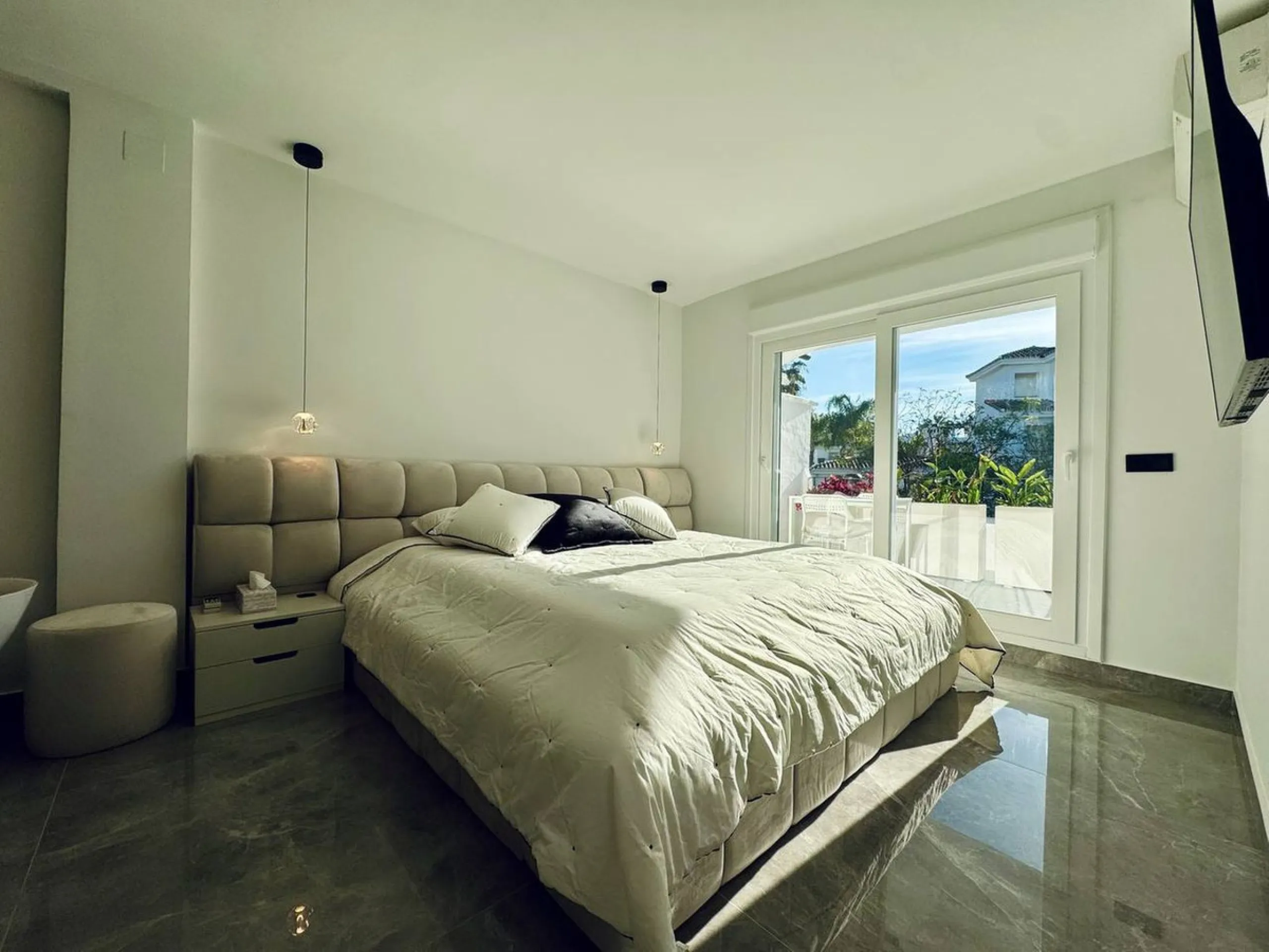 A magnificent semi-detached house is offered for sale in the established Los Naranjos urbanisation in Marbella, in a quiet and well-connected residential area.