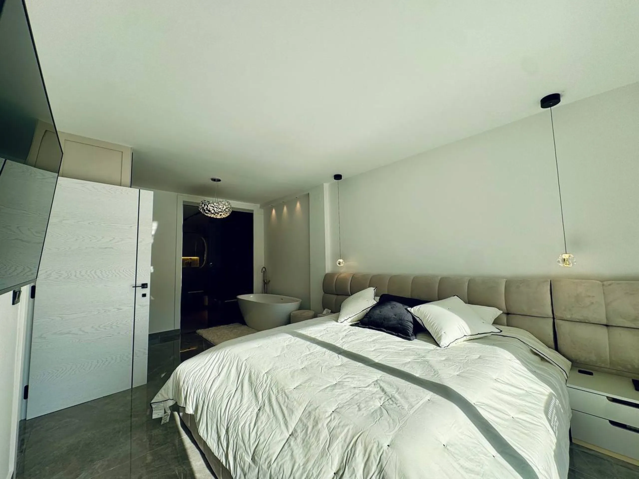 A magnificent semi-detached house is offered for sale in the established Los Naranjos urbanisation in Marbella, in a quiet and well-connected residential area.