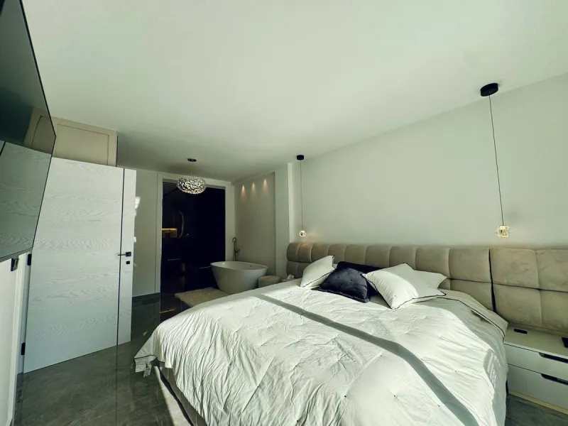 A magnificent semi-detached house is offered for sale in the established Los Naranjos urbanisation in Marbella, in a quiet and well-connected residential area.