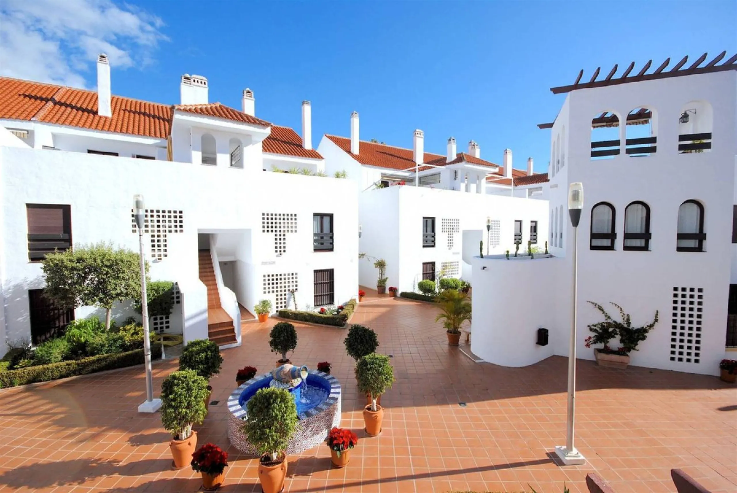 New on the market in the prestigious La Maestranza residential area in Aloha, a few minutes' walk from Puerto Banús and surrounded by all kinds of amenities.