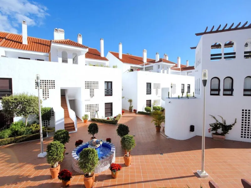 New on the market in the prestigious La Maestranza residential area in Aloha, a few minutes' walk from Puerto Banús and surrounded by all kinds of amenities.