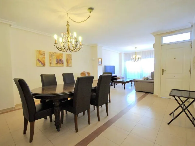 New on the market in the prestigious La Maestranza residential area in Aloha, a few minutes' walk from Puerto Banús and surrounded by all kinds of amenities.