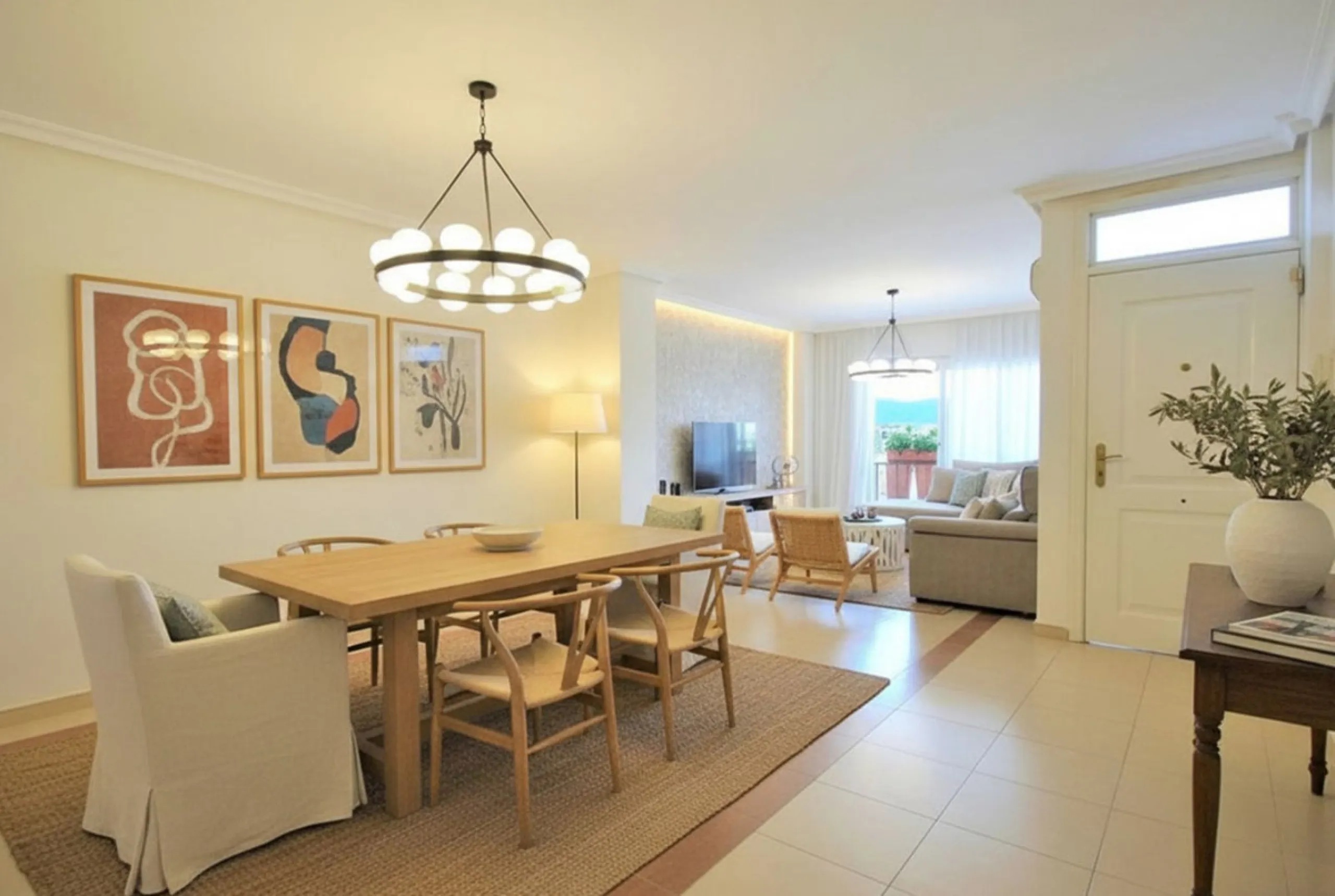 New on the market in the prestigious La Maestranza residential area in Aloha, a few minutes' walk from Puerto Banús and surrounded by all kinds of amenities.