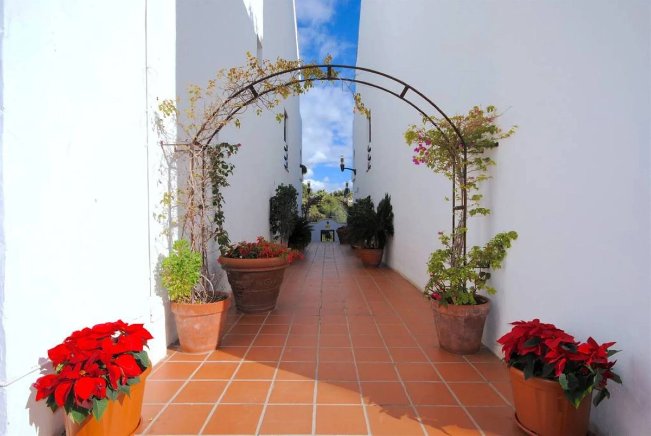 New on the market in the prestigious La Maestranza residential area in Aloha, a few minutes' walk from Puerto Banús and surrounded by all kinds of amenities.