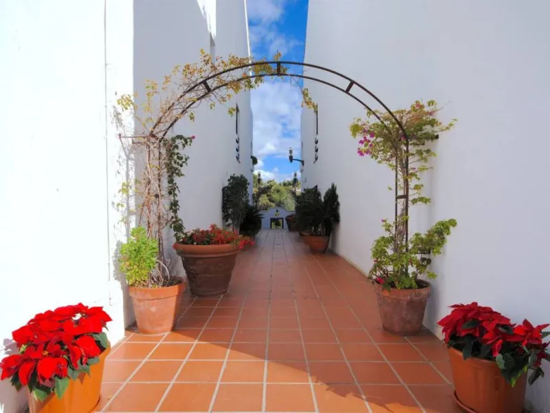 New on the market in the prestigious La Maestranza residential area in Aloha, a few minutes' walk from Puerto Banús and surrounded by all kinds of amenities.
