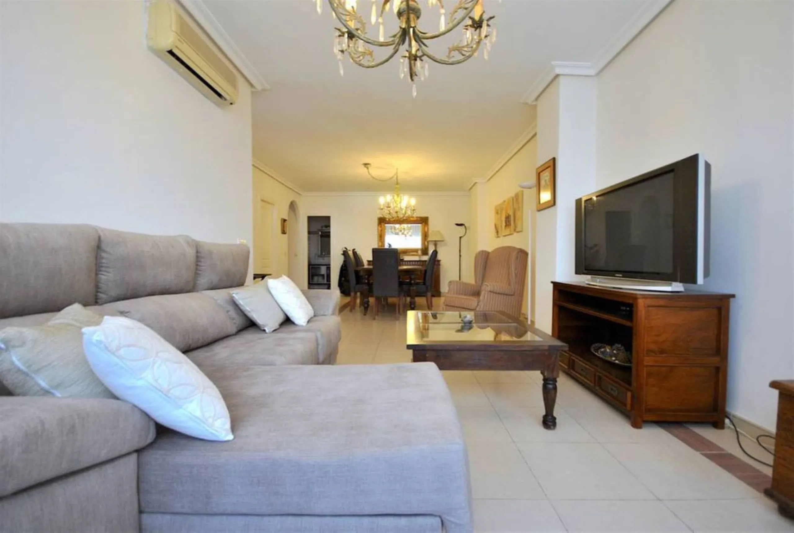New on the market in the prestigious La Maestranza residential area in Aloha, a few minutes' walk from Puerto Banús and surrounded by all kinds of amenities.
