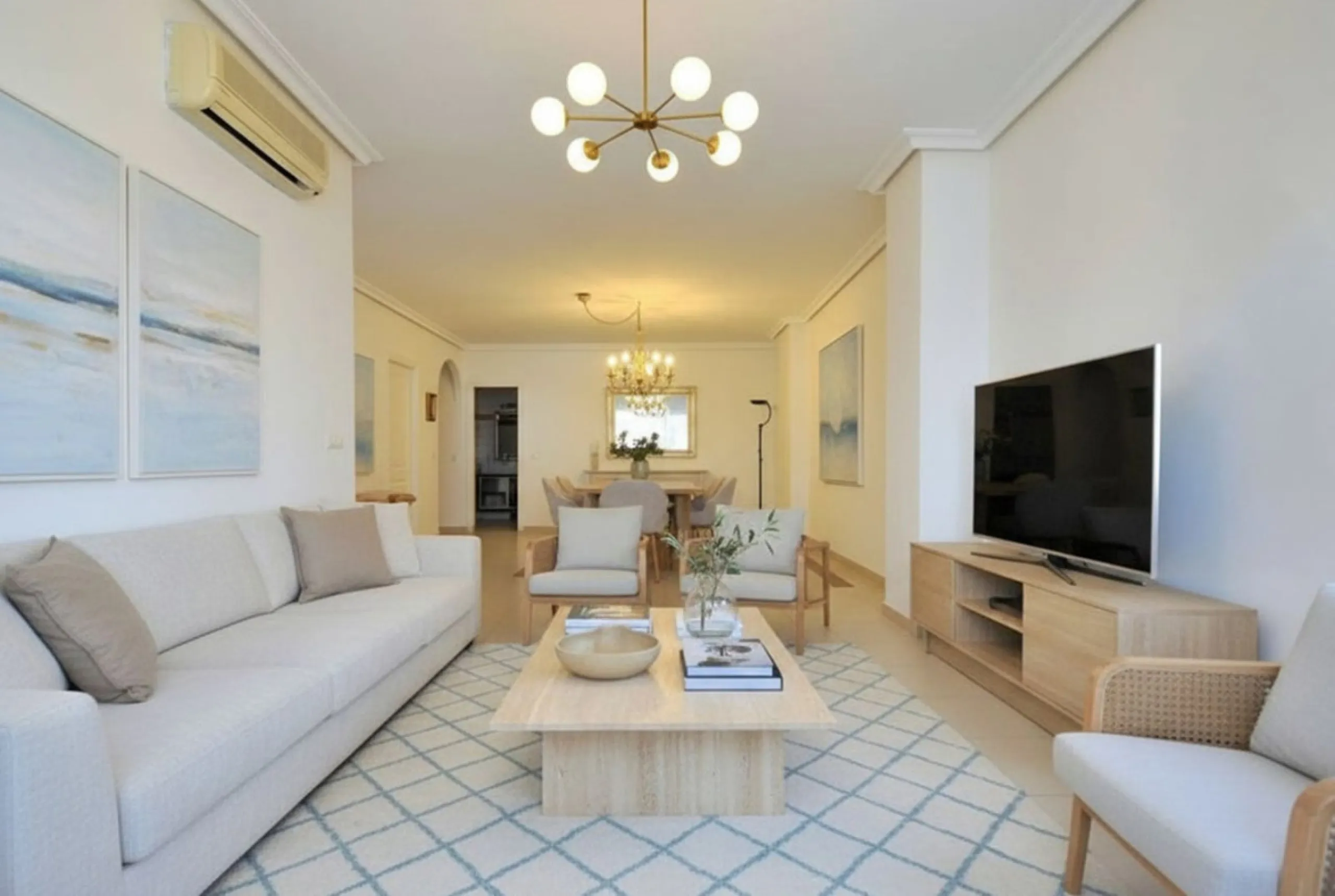 New on the market in the prestigious La Maestranza residential area in Aloha, a few minutes' walk from Puerto Banús and surrounded by all kinds of amenities.