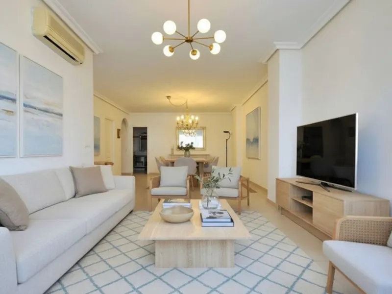 New on the market in the prestigious La Maestranza residential area in Aloha, a few minutes' walk from Puerto Banús and surrounded by all kinds of amenities.
