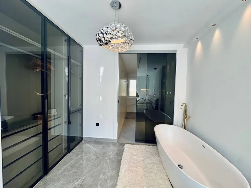 A magnificent semi-detached house is offered for sale in the established Los Naranjos urbanisation in Marbella, in a quiet and well-connected residential area.