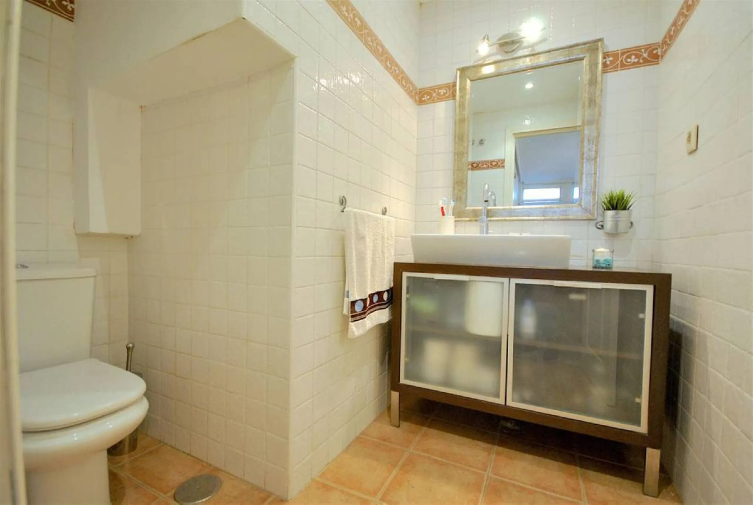 New on the market in the prestigious La Maestranza residential area in Aloha, a few minutes' walk from Puerto Banús and surrounded by all kinds of amenities.