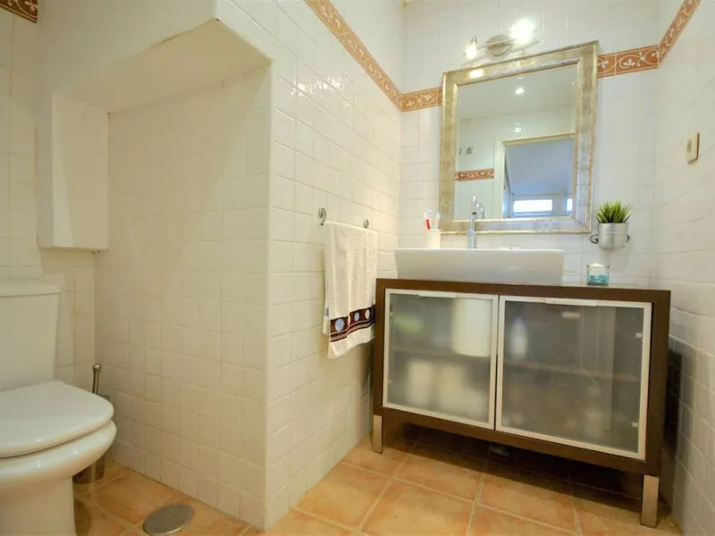 New on the market in the prestigious La Maestranza residential area in Aloha, a few minutes' walk from Puerto Banús and surrounded by all kinds of amenities.