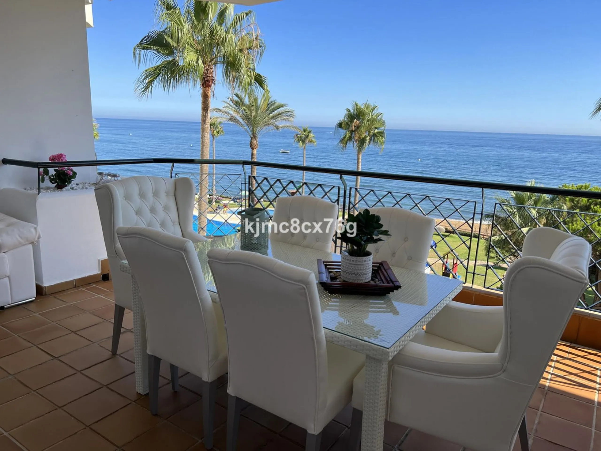 Make your dream come true at Mi Capricho, with an excellent beachfront apartment offering panoramic views in an exclusive residential complex.