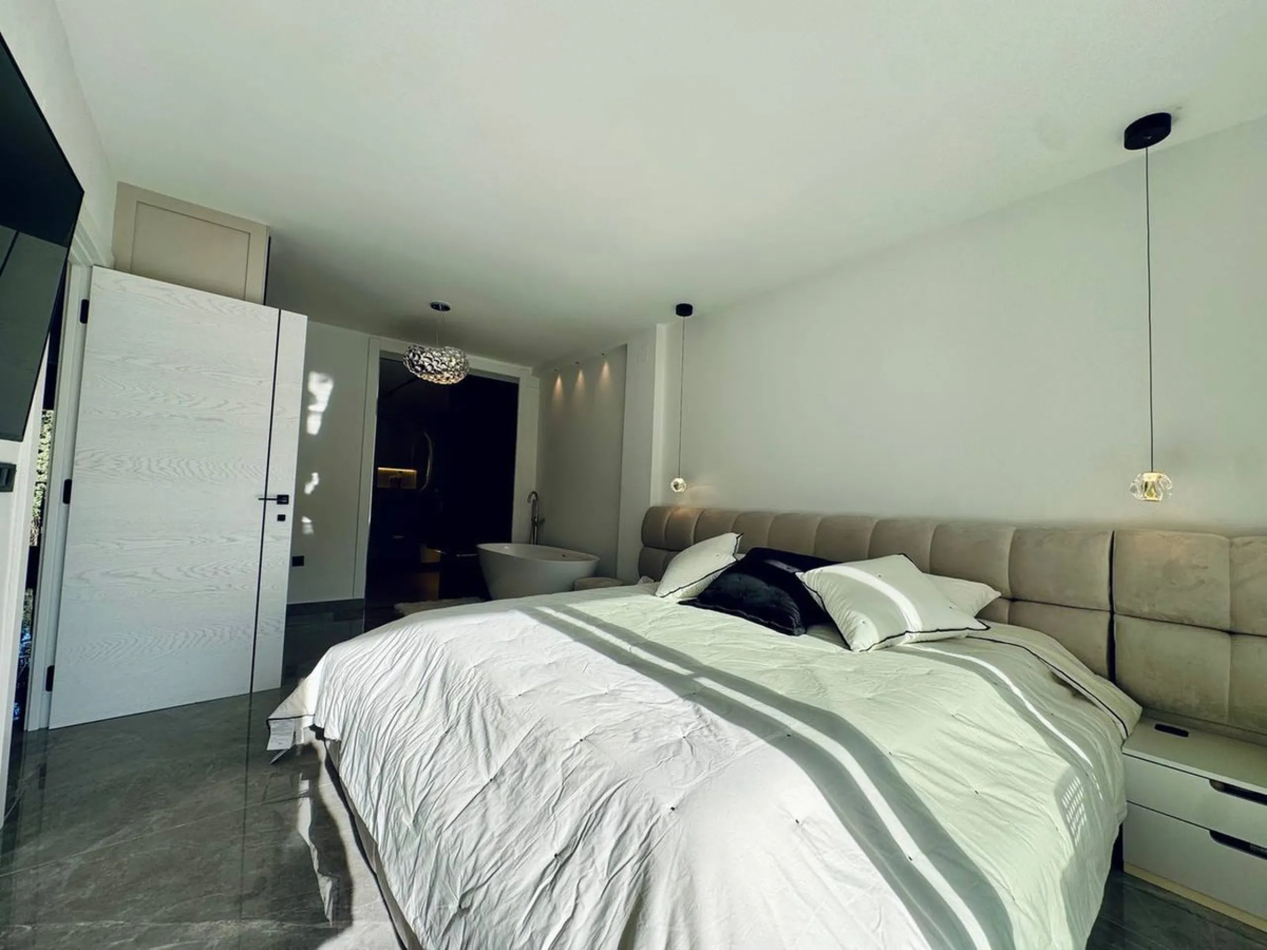 A magnificent semi-detached house is offered for sale in the established Los Naranjos urbanisation in Marbella, in a quiet and well-connected residential area.