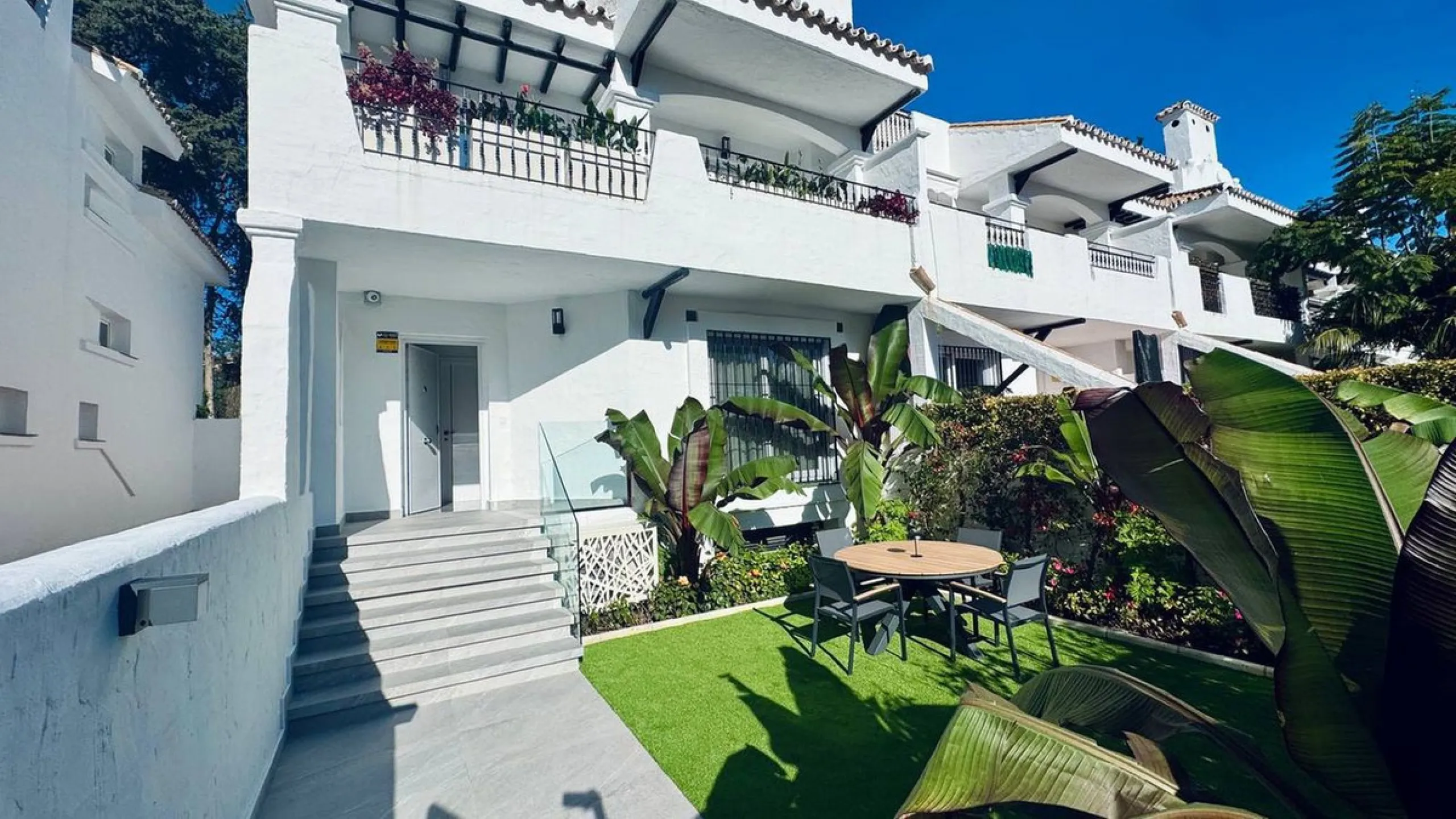 A magnificent semi-detached house is offered for sale in the established Los Naranjos urbanisation in Marbella, in a quiet and well-connected residential area.