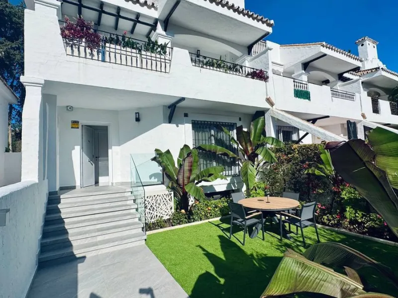 A magnificent semi-detached house is offered for sale in the established Los Naranjos urbanisation in Marbella, in a quiet and well-connected residential area.