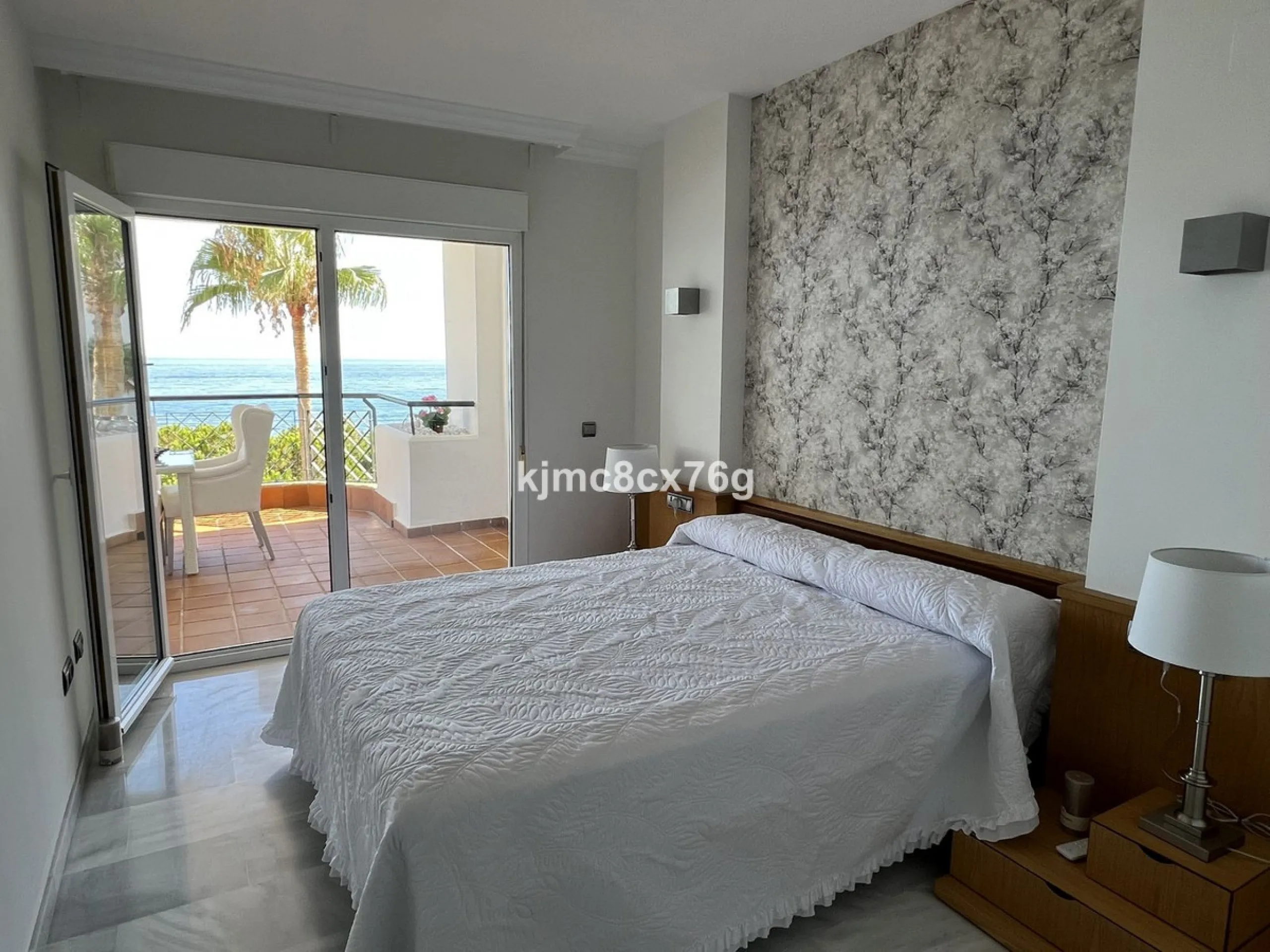 Make your dream come true at Mi Capricho, with an excellent beachfront apartment offering panoramic views in an exclusive residential complex.