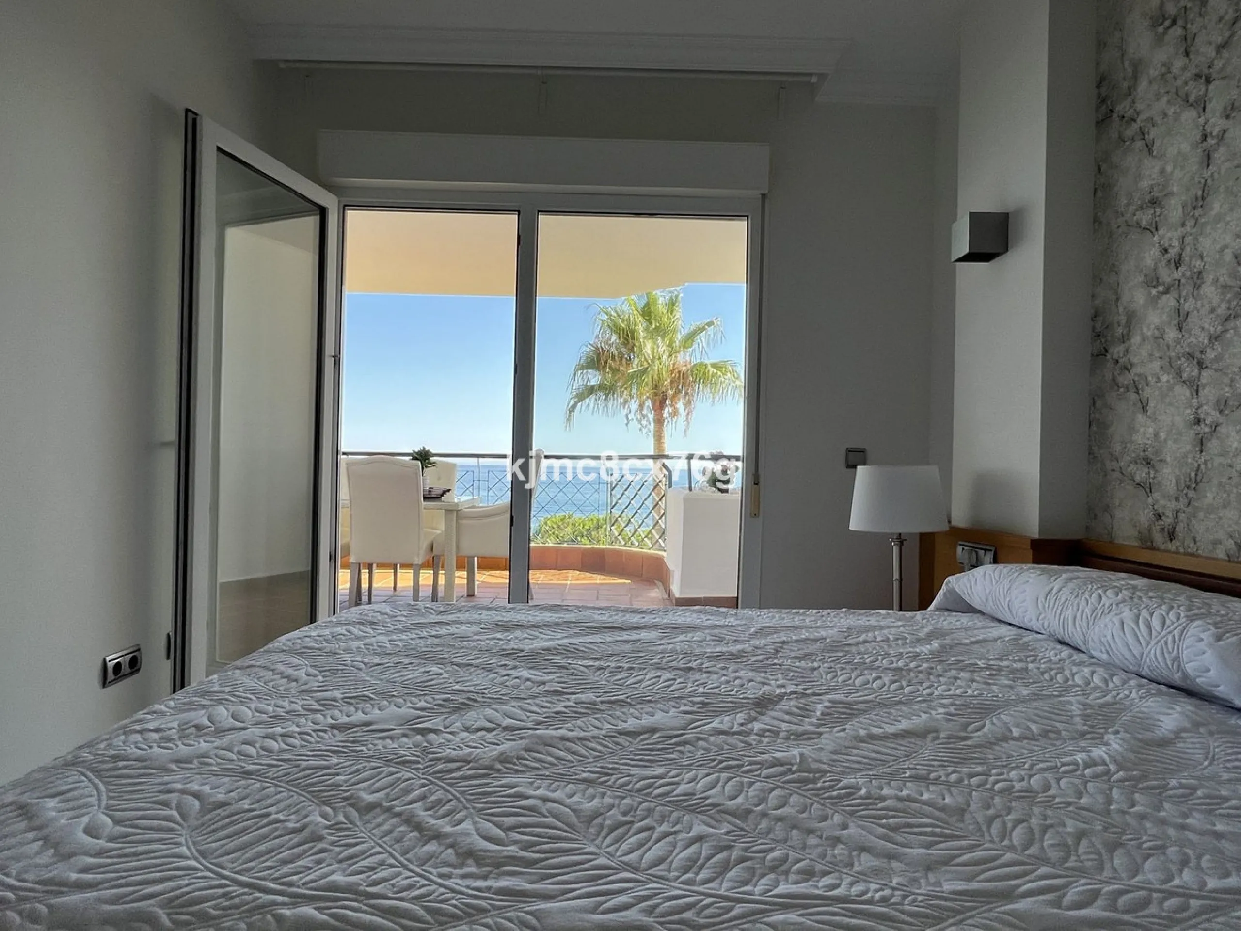 Make your dream come true at Mi Capricho, with an excellent beachfront apartment offering panoramic views in an exclusive residential complex.