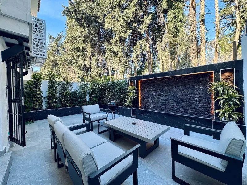 A magnificent semi-detached house is offered for sale in the established Los Naranjos urbanisation in Marbella, in a quiet and well-connected residential area.