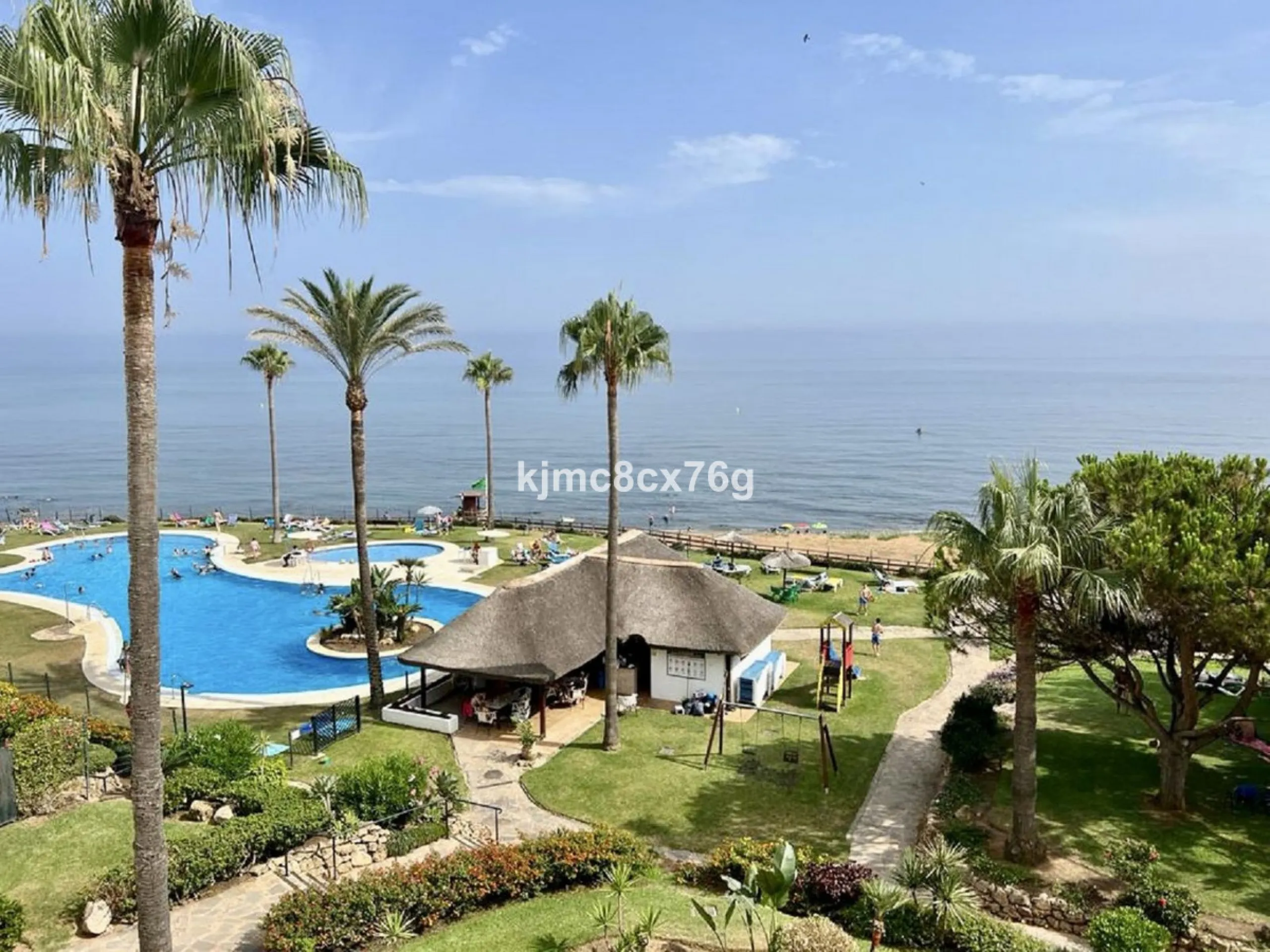 Make your dream come true at Mi Capricho, with an excellent beachfront apartment offering panoramic views in an exclusive residential complex.