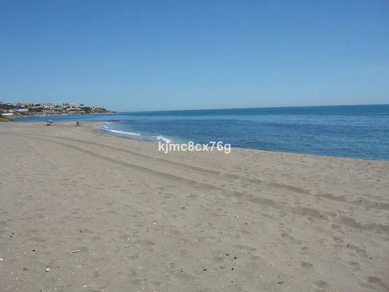 Make your dream come true at Mi Capricho, with an excellent beachfront apartment offering panoramic views in an exclusive residential complex.