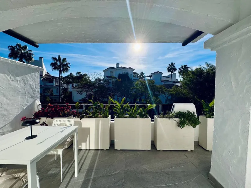A magnificent semi-detached house is offered for sale in the established Los Naranjos urbanisation in Marbella, in a quiet and well-connected residential area.